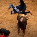 Un astado voltea a un mozo durante los cortes antes del desencierro