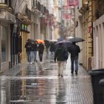 Seis comunidades están en aviso por lluvias oleaje y viento este lunes