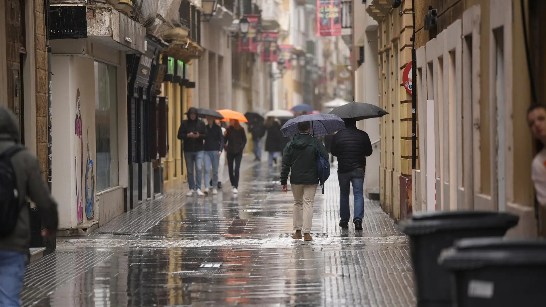 Seis comunidades están en aviso por lluvias oleaje y viento este lunes