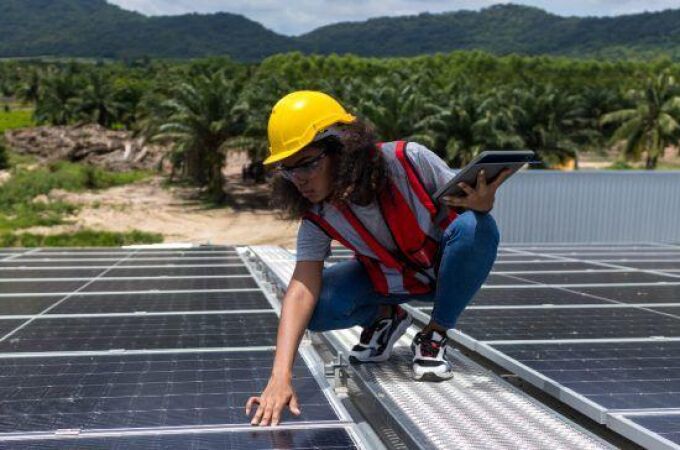 Una mujer en una instalación de placas solares