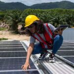 Una mujer en una instalación de placas solares
