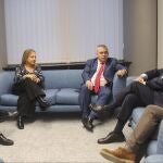 El expresidente de la Generalitat y eurodiputado de JxCat, Carles Puigdemont (2d), y el secretario de organización del PSOE, Santos Cerdán (c), reunidos en la sede del Parlamento Europeo en Bruselas