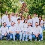 Paloma Carmona junto a su marido y sus 15 hijos