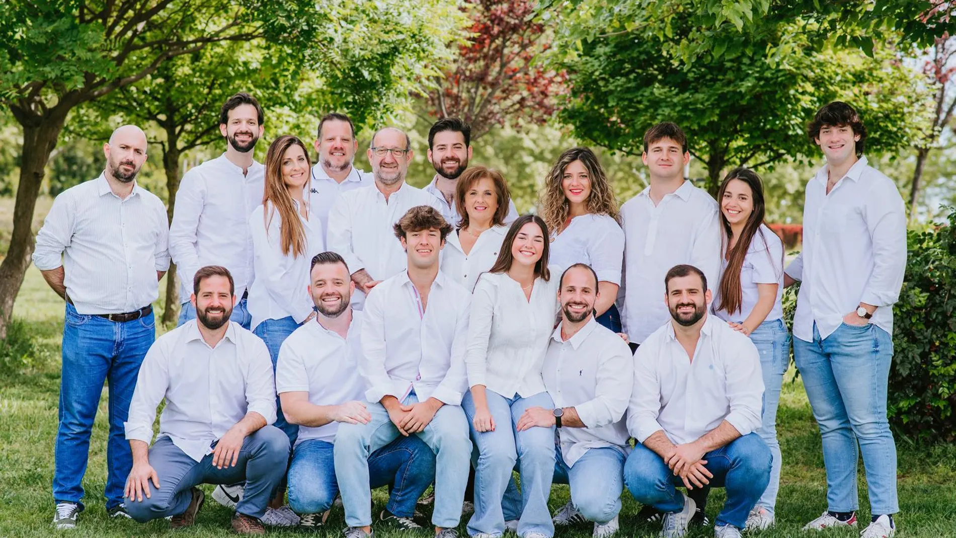 Paloma Carmona junto a su marido y sus 15 hijos