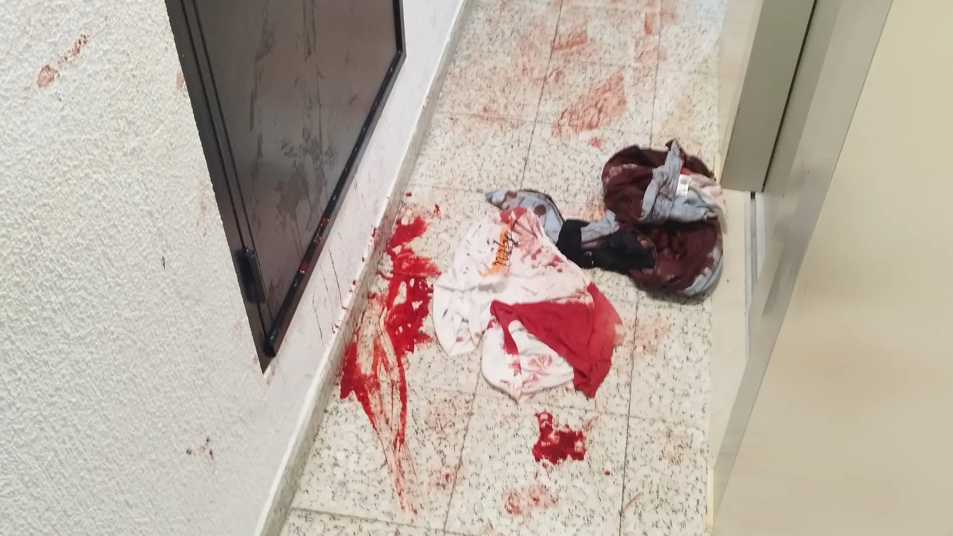 La ropa ensangrentada de la víctima del apuñalamiento socorrido por la Policía