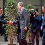 El Rey saluda a Salvador Illa en presencia de Pedro Sánchez en la inauguración del MWC.