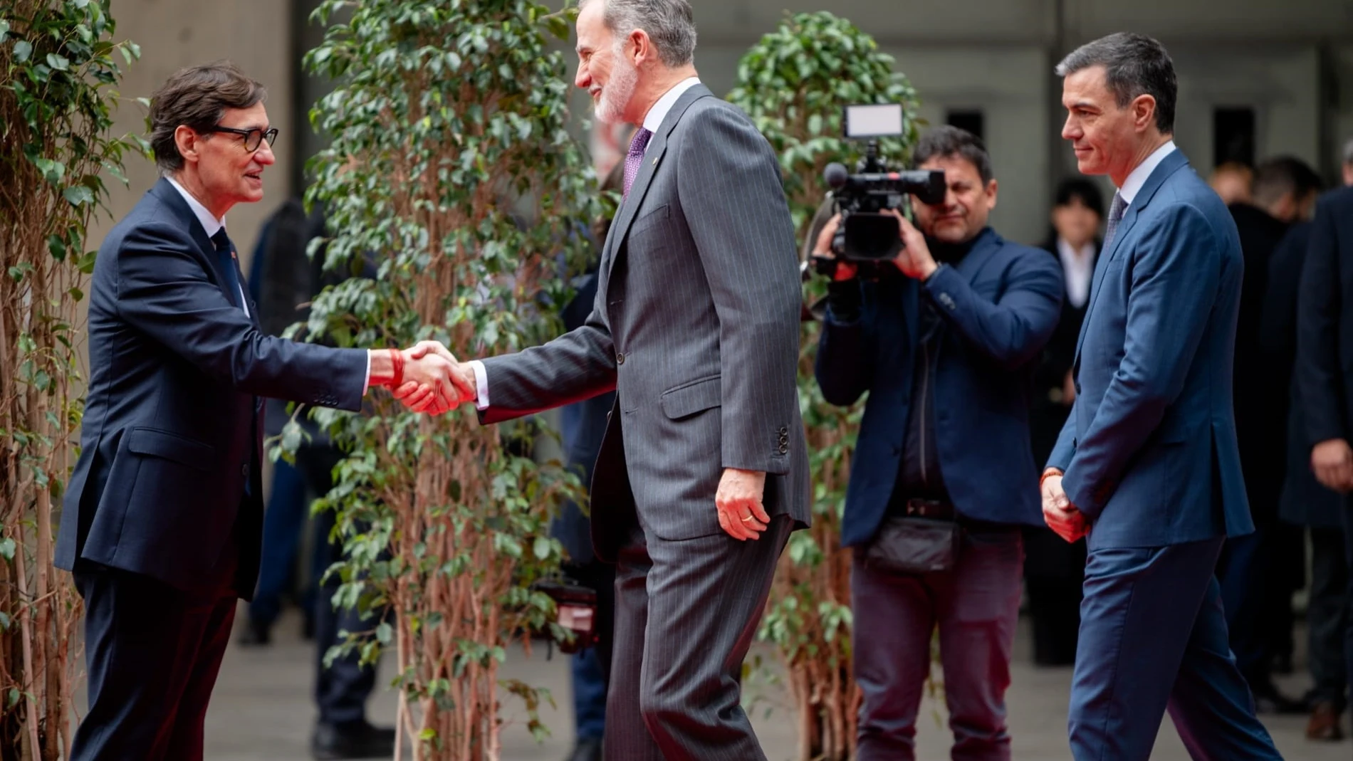 El Rey saluda a Salvador Illa en presencia de Pedro Sánchez en la inauguración del MWC. LORENA SOPENA-EUROPA PRESS 03/03/2025