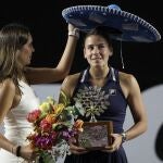 La estadounidense Emma Navarro recibe el trofeo como ganadora en Mérida (México)