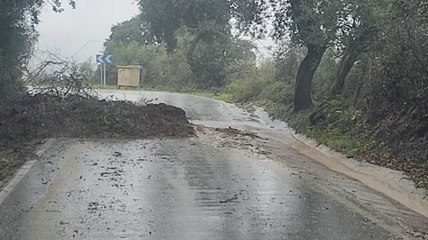 Desprendimientos en carreteras de la comarca de la Serranía de la Ronda obstaculizan el paso por las intensas lluvias y granizo. La MA-7304 de acceso a Igualeja permanece cortada al tráfico.