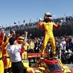 Alex Palou celebra el triunfo en la primera prueba de la temporada de la IndyCar