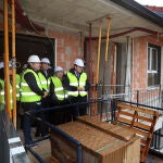 Mañueco visita las obras de estas viviendas en Aguilar de Campoo junto a María José Ortega y Suárez-Quiñones