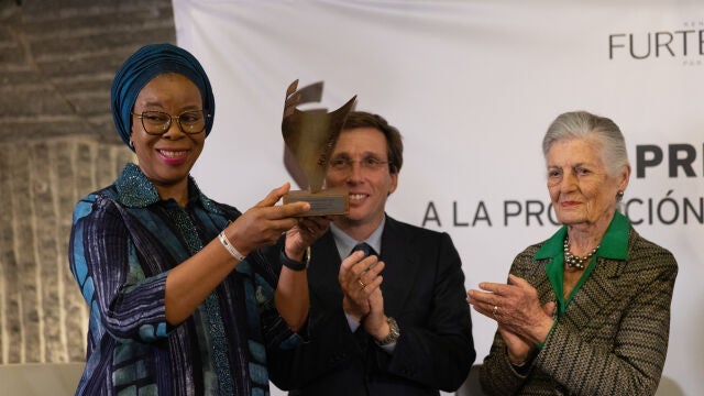 Premio Harambee 2025 entregado a Enase Okonedo, y presidido por el alcalde de Madrid, D. José Luis Martínez-Almeida y S.A.R Doña Teresa de Borbón Dos Sicilias