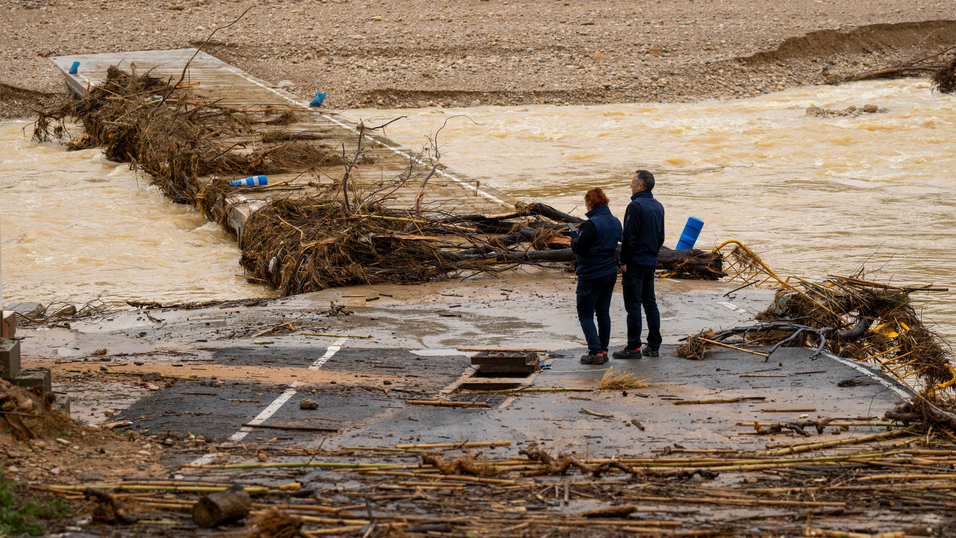 Dos personas contemplan el río Coves a su paso por Les Coves de Vinromà (Castellón)