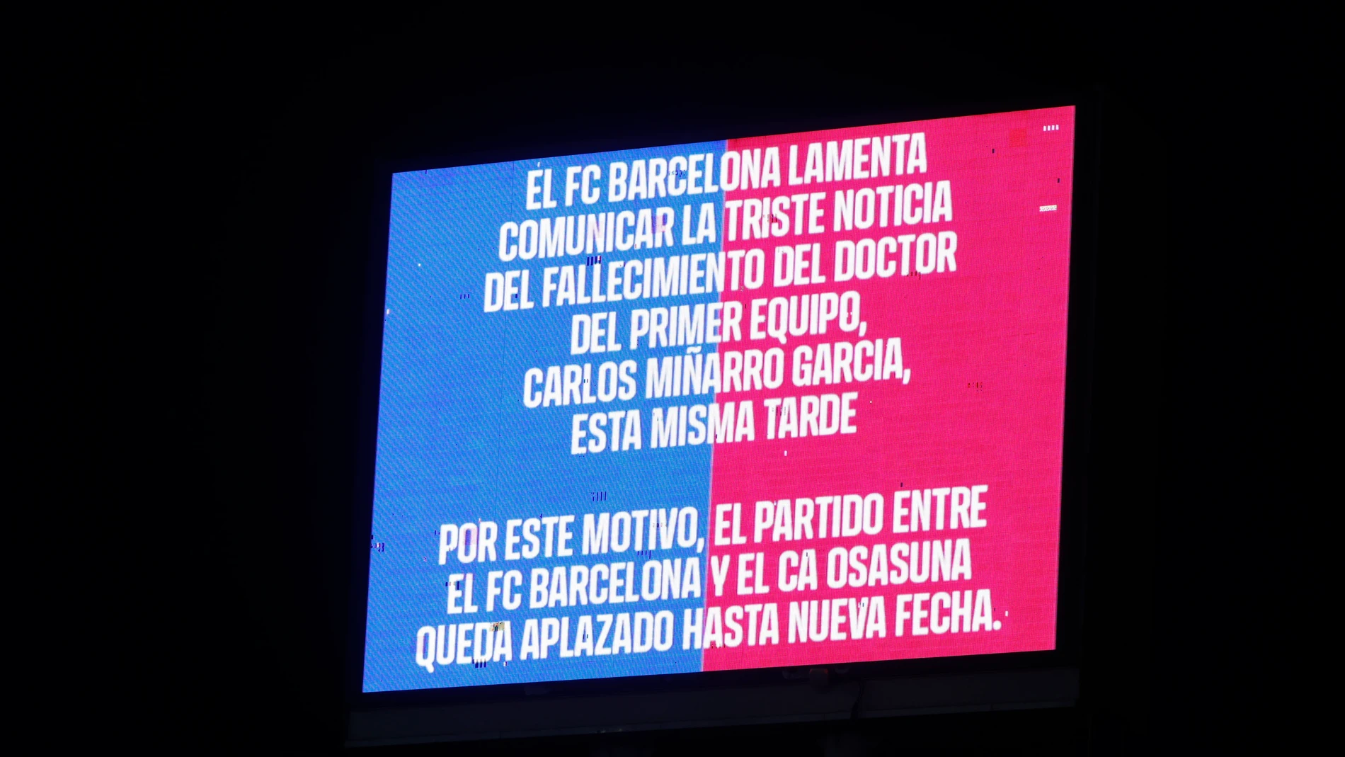 BARCELONA, 08/03/2025.- El videomarcador del Estadi Olímpic Lluís Companys anuncia la suspensión del partido de la jornada 27 de LaLigaEA Sports entre el Barcelona y el Osasuna, debido al fallecimiento del doctor del Barcelona Carles Miñarro García, este sábado en Barcelona.- EFE/Toni Albir