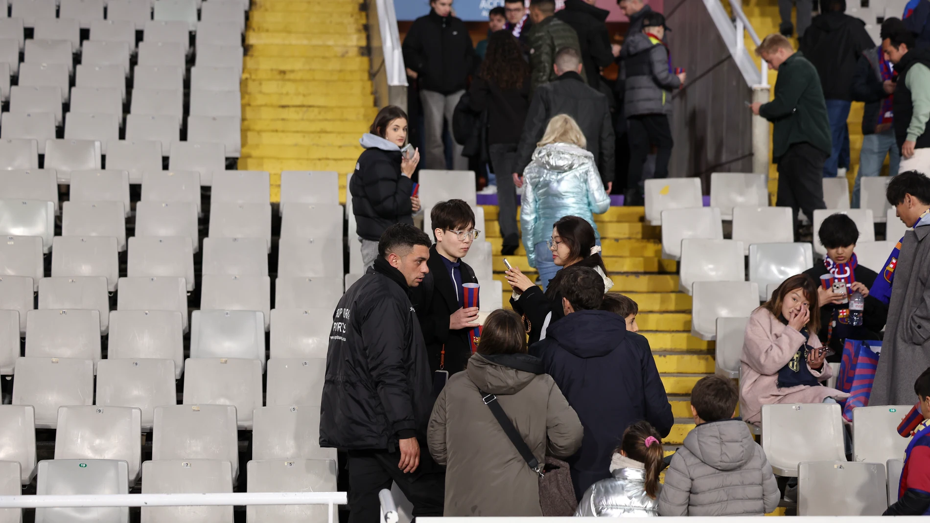 Aficionados abandonan Montjuïc al conocer la suspensión del Barcelona-Osasuna