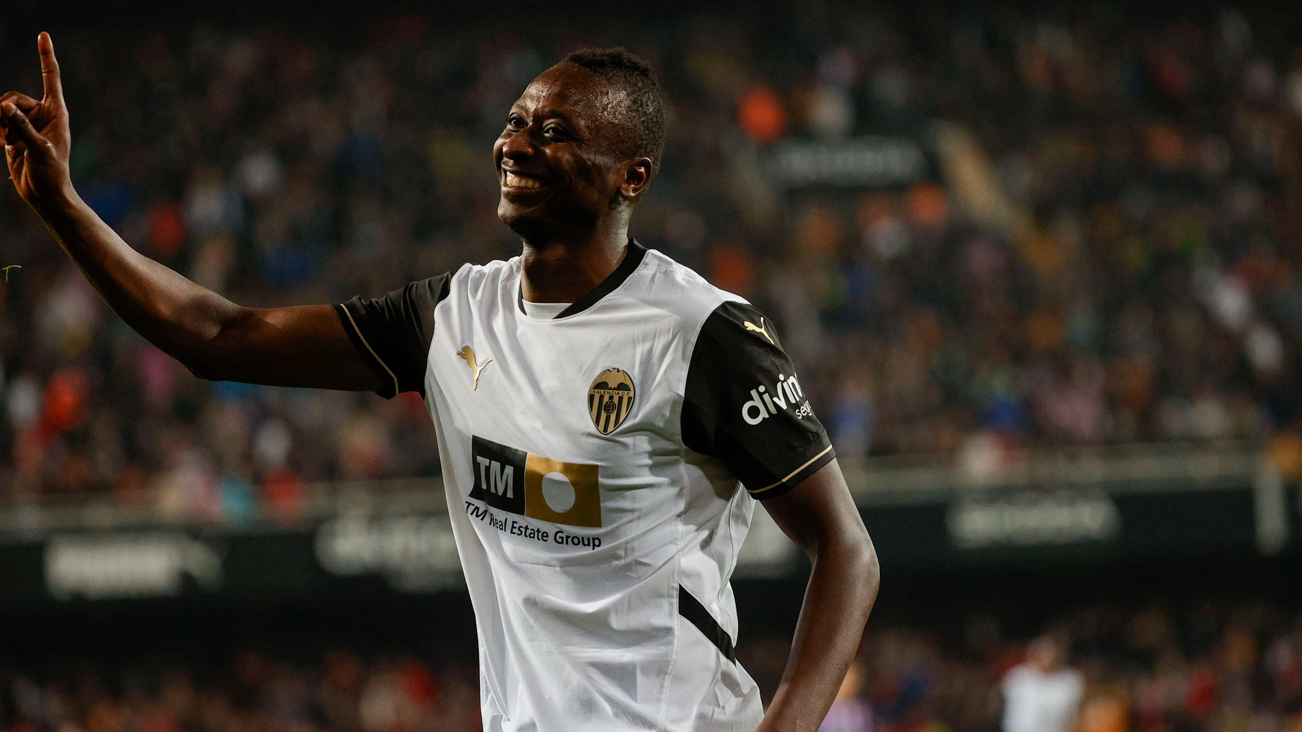 VALENCIA, 08/03/2025.- El delantero nigeriano del Valencia Sadiq Umar celebra su gol, segundo del equipo, durante el partido de la jornada 27 de LaLiga EASports que Valencia CF y Real Valladolid disputan este sábado en el estadio de Mestalla, en Valencia.-EFE/ Manuel Bruque
