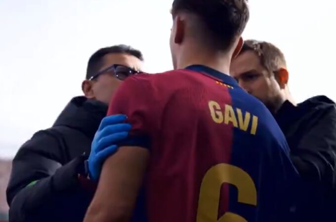 El doctor Carles Miñarro García atiende a Gavi en el Barcelona - Alavés