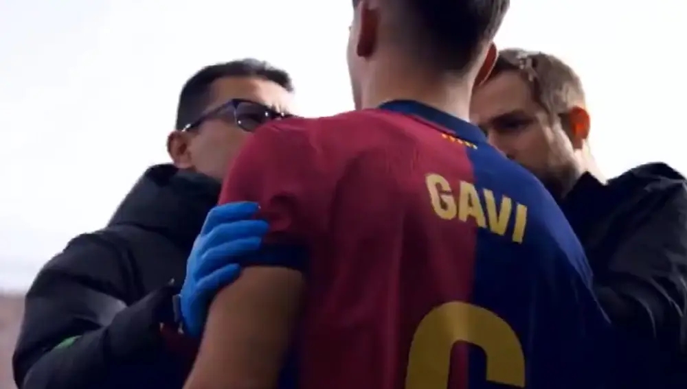 El doctor Carles Miñarro García atiende a Gavi en el Barcelona - Alavés