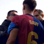 El doctor Carles Miñarro García atiende a Gavi en el Barcelona - Alavés