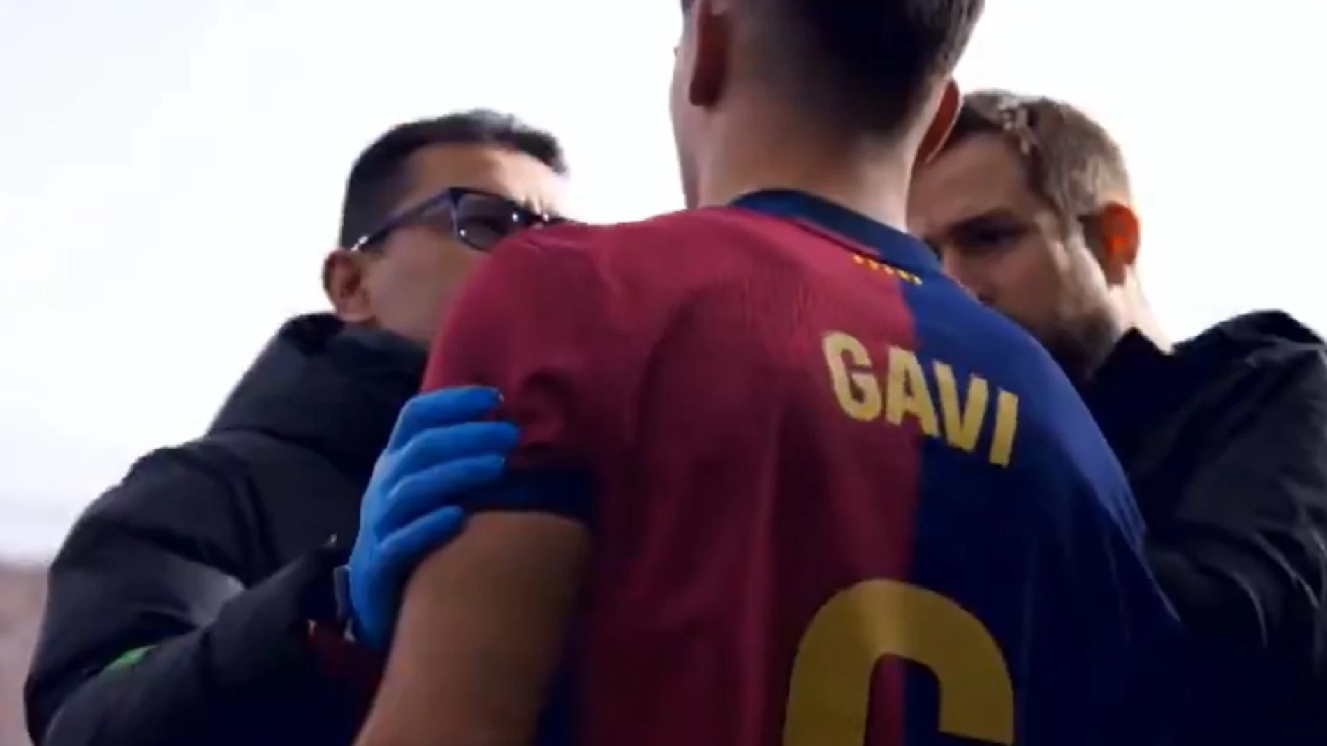 El doctor Carles Miñarro García atiende a Gavi en el Barcelona - Alavés