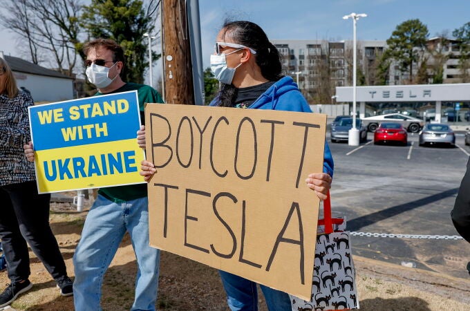 Protest outside Tesla dealership in Decatur, Georgia over Musk's government role