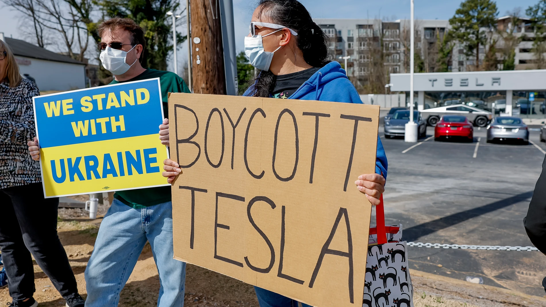DECATUR (United States), 08/03/2025.- Demonstrators gather outside a Tesla dealership to protest businessman Elon Musk's current role in US President Donald Trump's administration in Decatur, Georgia, USA, 08 March 2025. Musk is leading the newly created Department of Government Efficiency (DOGE) and has come under widespread rhetorical and legal criticism, including a lawsuit filed last week by a number of US states looking to undo alleged unconstitutional actions by the agency and block fut...