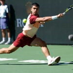 Alcaraz devuelve un golpe desde el fondo de la pista en Indian Wells