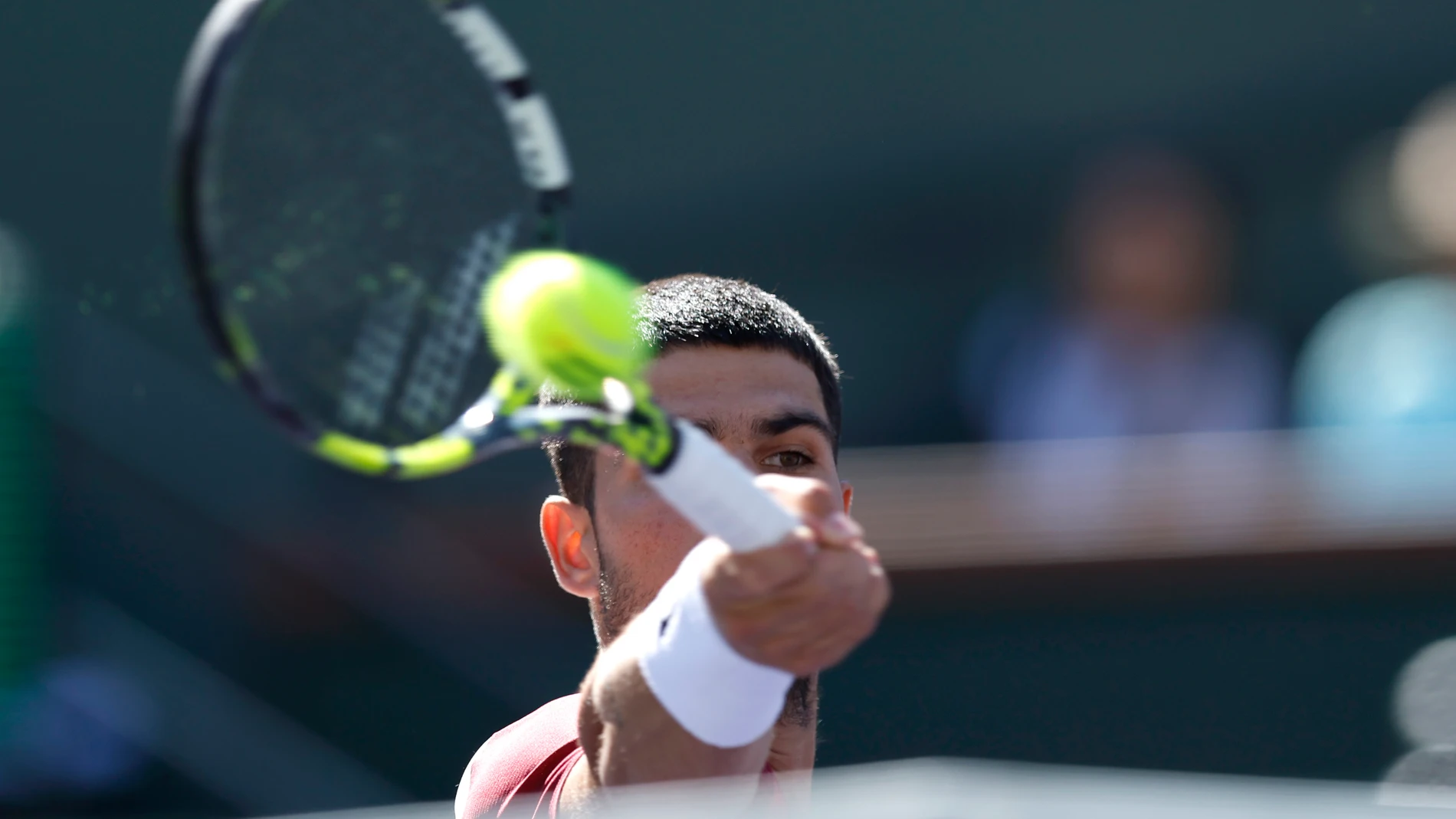 INDIAN WELLS (United States), 08/03/2025.- Carlos Alcaraz of Spain in action against Quentin Halys of France during their men's second round match at the BNP Paribas Open tennis tournament in Indian Wells, California, USA, 08 March 2025. (Tenis, Francia, España) EFE/EPA/JOHN G. MABANGLO
