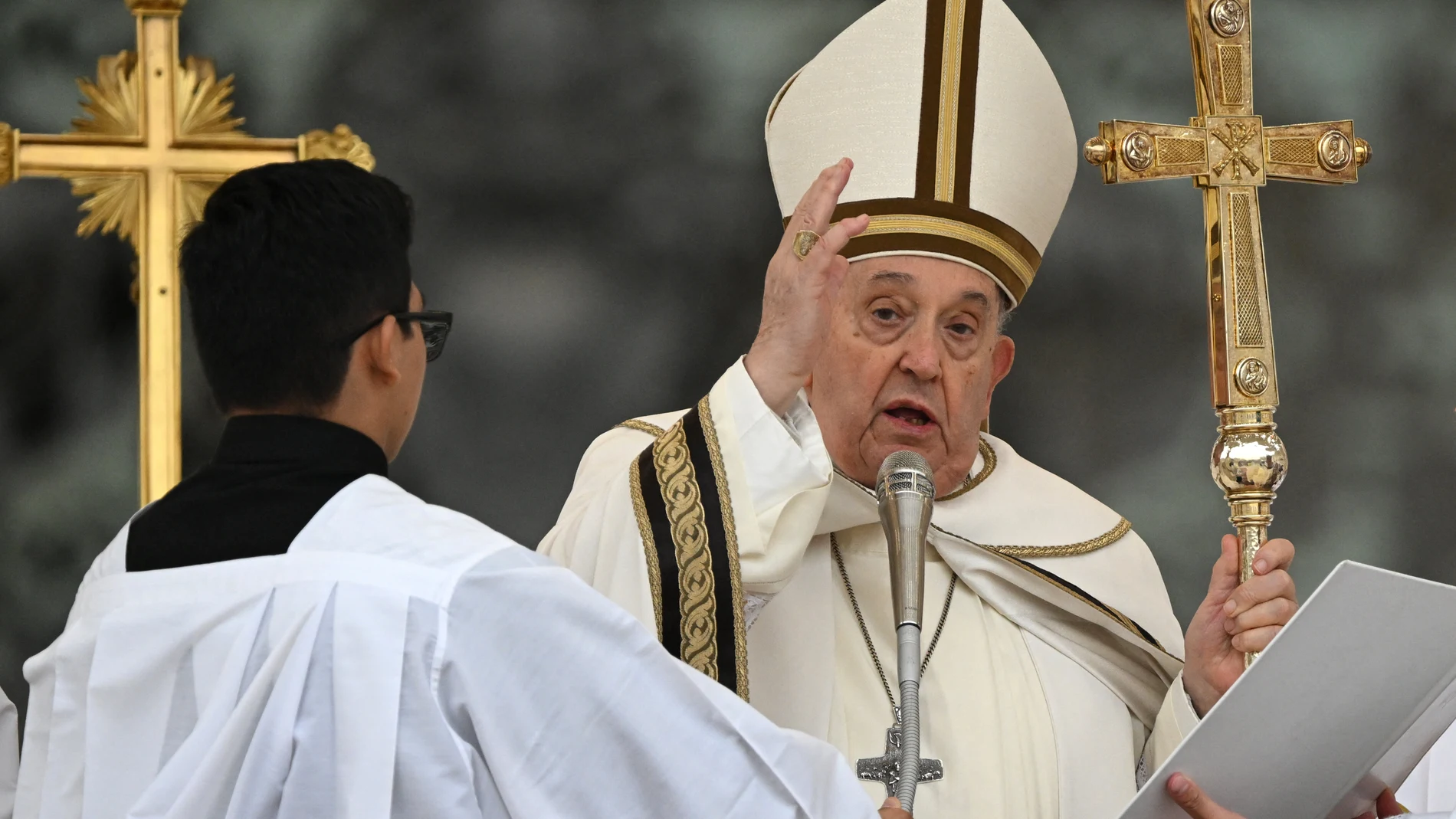 (Foto de ARCHIVO) August 3, 2024: El papa Francisco bendice a la multitud durante la Misa de Pascua como parte de las celebraciones de la Semana Santa de este aA?±o, en la plaza de San Pedro en el Vaticano. Europa Press/Contacto/Tiziana Fabi 03/08/2024 ONLY FOR USE IN SPAIN
