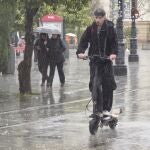 Una calle de Sevilla bajo un fuerte aguacero