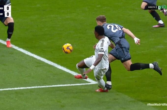 Momento del pisotón de Lejeune a Vinicius en el Real Madrid-Rayo Vallecano