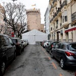 Una carpa fallera junto a las Torres de Quart