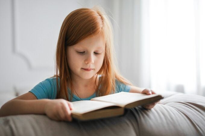 Niña leyendo 