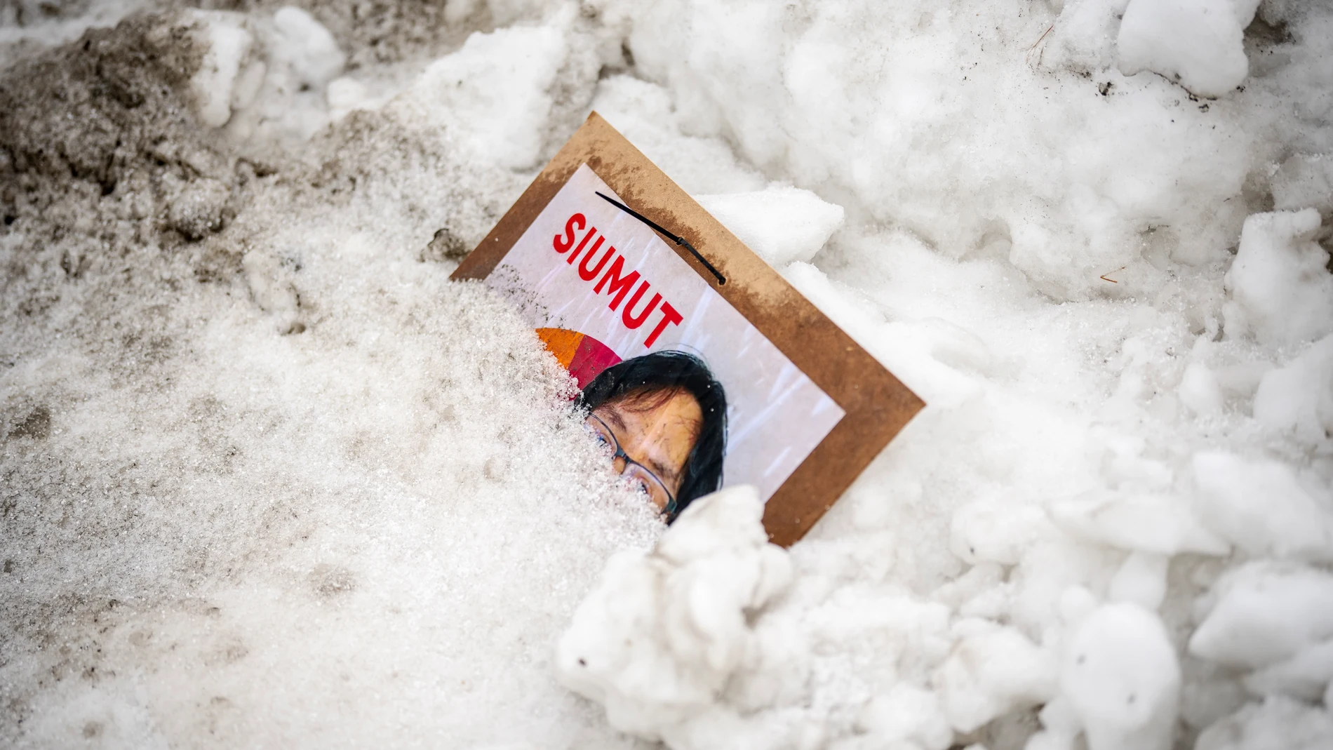 Nuuk (Greenland), 09/03/2025.- An election poster covered in snow in Nuuk, Greenland, 09 March 2025. Greenland will hold its parliamentary elections on 11 March 2025. (Elecciones, Groenlandia) EFE/EPA/Mads Claus Rasmussen DENMARK OUT
