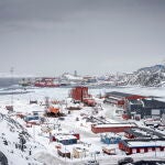 Imagen nevada del puerto de Nuuk, la capital de Groenlandia