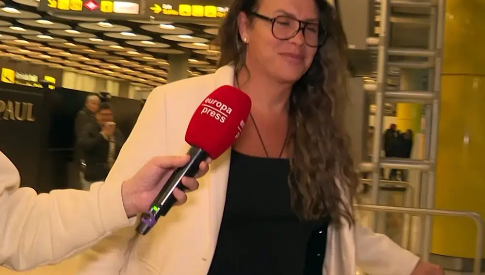 Karla Sofía Gascón regresa a España tras su asistencia en los Oscar