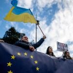 Varias personas en una manifestación en apoyo al pueblo ucraniano