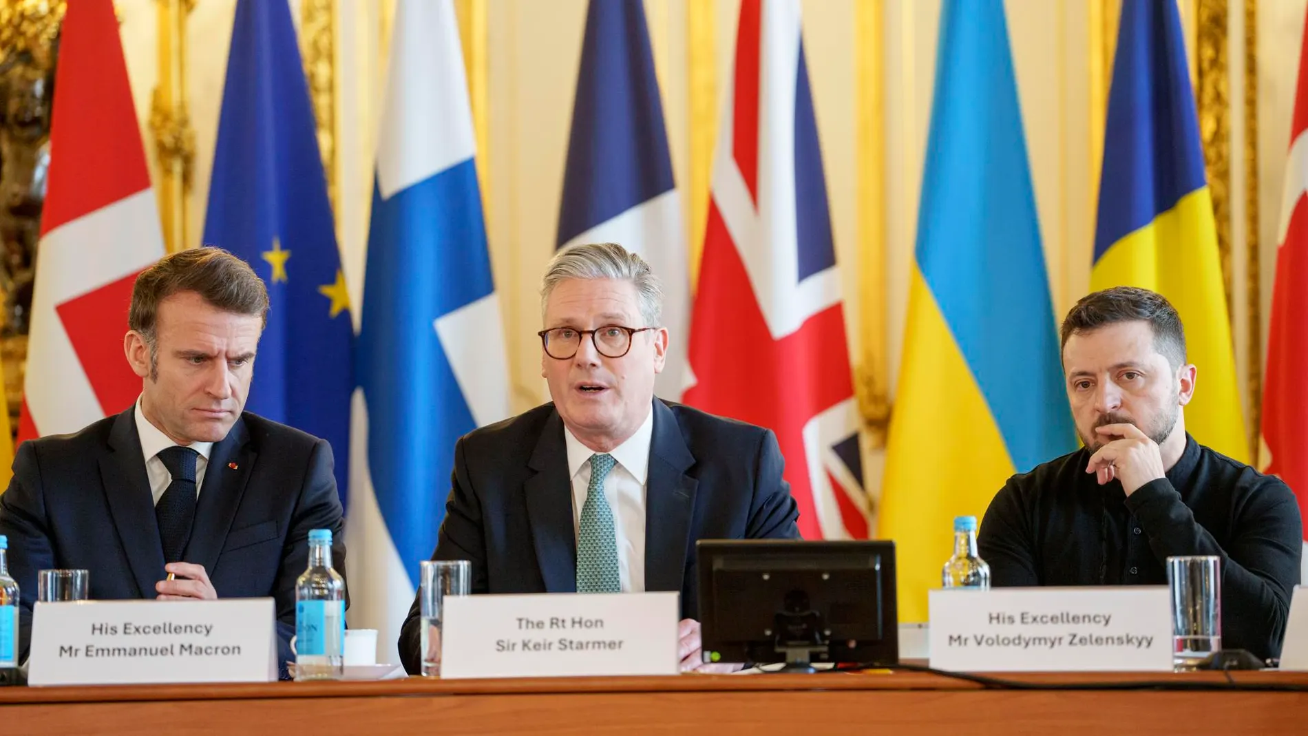 Emmanuel Macron, Keir Starmer y Volodymyr Zelensky asisten a una cumbre sobre Ucrania, en Lancaster House en Londres.
