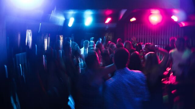 Jóvenes en la discoteca