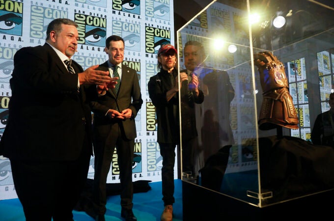 El director de Comunicación y Estrategia de Comic-Con Internacional, David Glanzer (i); el presidente de la Junta de Andalucía, Juanma Moreno; y el actor y director, Santiago Segura (d), hoy durante la presentación de la San Diego Comic-Con