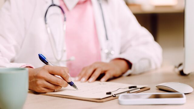 ¿Por qué los médicos escriben tan mal?