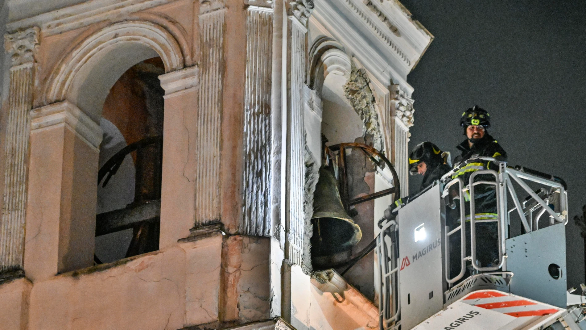 BAGNOLI (Italy), 13/03/2025.- Firefighters inspect a bell tower at the church of Sant'Anna following an earthquake, in Bagnoli, outskirts of Naples, Italy, 13 March 2025. According to the USGS, a 4.2 earthquake hit the coast of Naples at a depth of 10 kilometers on 13 March. (Terremoto/sismo, Italia, Nápoles) EFE/EPA/CIRO FUSCO
