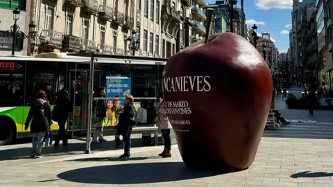 Manzana promocional de Disney en la ciudad.