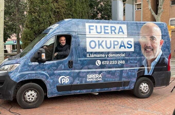 El líder del PP de Barcelona, Daniel Sirera, se sube a la furgoneta móvil con la que recorrerá todos los barrios de Barcelona