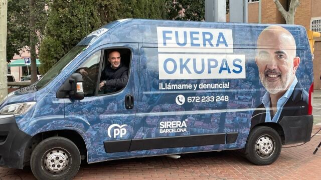 El líder del PP de Barcelona, Daniel Sirera, se sube a la furgoneta móvil con la que recorrerá todos los barrios de Barcelona