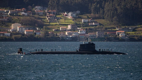 El submarino S-81 'Isaac Peral' de la Armada recala en Marín (Pontevedra)