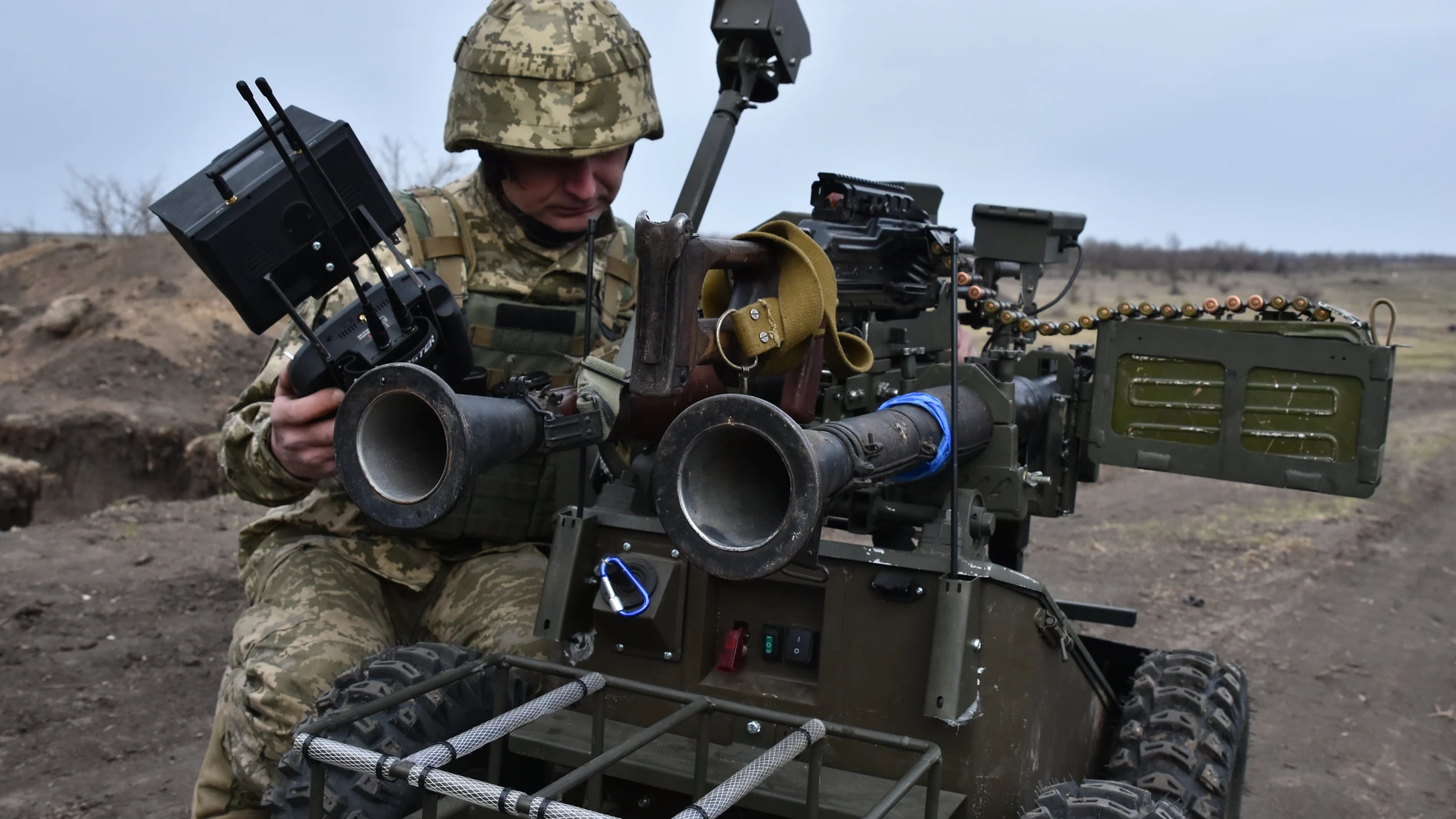 Undisclosed (Ukraine), 13/03/2025.- A handout photo made available by Ukraine's 65th Mechanized Brigade Press Service shows Ukrainian servicemen testing an unmanned ground vehicle (UGV) at a military training ground in the Zaporizhzhia region, Ukraine, 13 March 2025, amid the Russian invasion. (Rusia, Ucrania) EFE/EPA/UKRAINE'S 65TH MECHANIZED BRIGADE PRESS SERVICE HANDOUT HANDOUT EDITORIAL USE ONLY/NO SALES