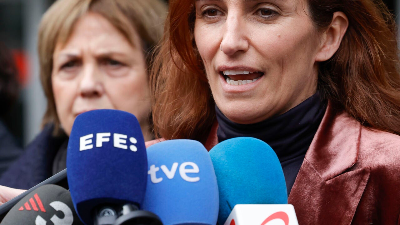 Mónica García quiere regular el consumo de tabaco sin el Parlamento