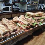 El templo del bocata de ternera empanada en un pueblo asturiano: trescientos pinchos ya solo por la mañana