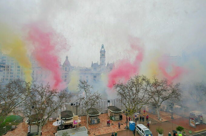 A pesar de la lluvia, miles de personas se han concentrado hoy en la plaza del Ayuntamiento para disfrutar de la mascletà de la pirotecnia Tamarit